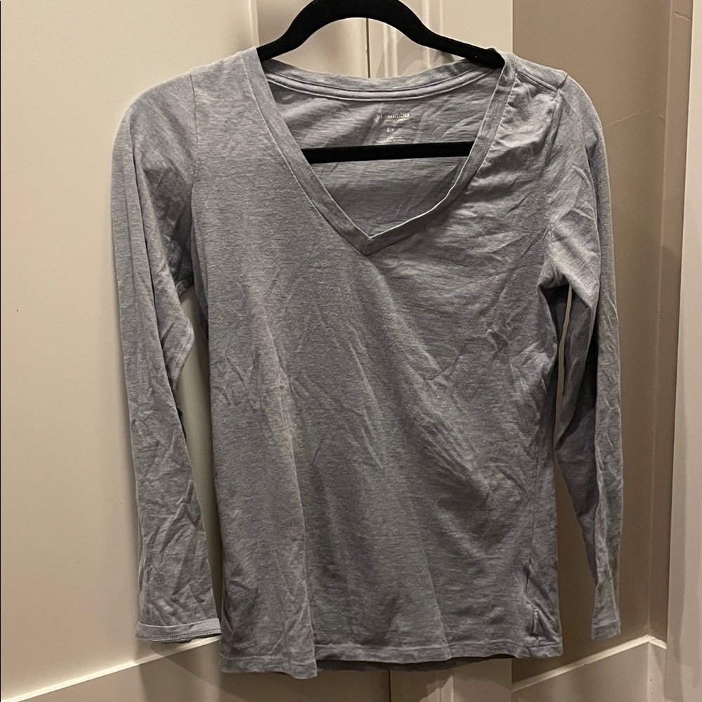 Columbia Light Gray V-Neck Long Sleeve Top